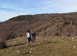 Rimontando il dolce gobbone prativo di Colle Morrone.