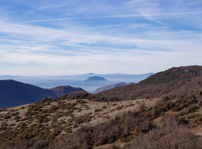 In lontananza emerge dalla foschia, come la schiena di un mostro marino, il Monte Soratte (vista dal Monte Castellano).