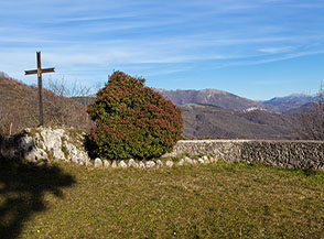 Scorcio del terrazzo prativo antistante il Santuario di Santa Maria di Vallebuona.