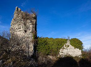 Ruderi del mastio della vecchia rocca nei pressi del Santuario di Santa Maria di Vallebuona.