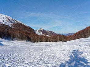 All&rsquo;inizio della discesa nella Valle del Ceraso con il Monte Tarino sullo sfondo.