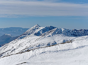 Vista sull’acuminato Monte Tino (cima della Serra di Celano).