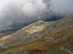 Un improvviso raggio di sole tra le nubi illumina Cima della Monacesca.