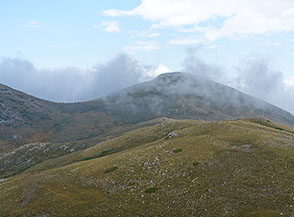 Uno sguardo alla cresta sommitale della catena del Sirente, verso Monte San Nicola.
