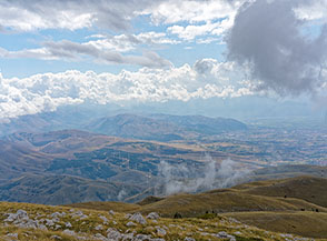 Vista sui margini orientali della Piana del Fucino.