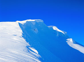 Candide cornici di neve lungo la Cresta Sud-Est di Monte di Canale.