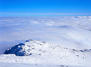 Un mare di nubi s&rsquo;infrange sulla Cresta Sud-Est del Monte di Canale.