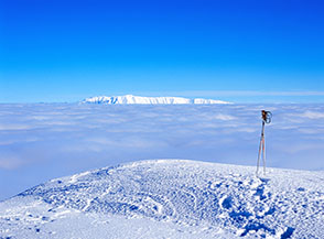 La bianca catena della Majella brilla all&rsquo;orizzonte (dalla cima del Monte di Canale).