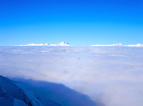 Le pi&ugrave; alte cime del Gran Sasso emergono all&rsquo;orizzonte di un mare di nubi.