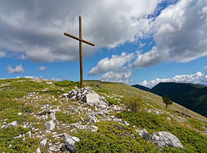 La croce del Gruppo Alpini Scontrone sul Colle della Monna.