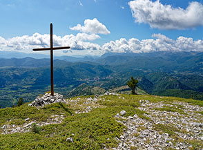 Vista dal Colle della Monna verso Alfedena e le Mainarde.