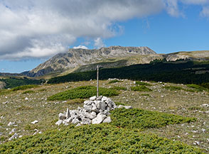 Ometto di vetta su Cresta della Monna con il Monte Greco sullo sfondo.