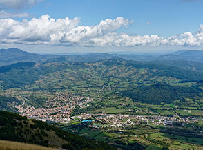 Vista su Castel di Sangro e le colline molisane da Colle le Crocelle.