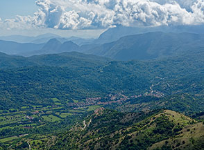 Sulla via del ritorno vista su Scontrone ed Alfedena.
