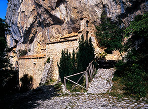 Il pittoresco Eremo di San Francesco situato nei boschi sopra il Convento di San Giacomo a Poggio Bustone.