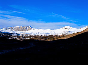 I raggi di Sole risvegliano la vasta e dolce Valle del Puzzillo con i monti che la coronano gi&agrave; innevati.