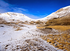 Sui prati della Valle del Puzzillo salendo verso il Passo del Morretano.