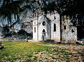 La chiesetta di San Michele, incastonata in una imponente falesia rocciosa sotto la Cima del Redentore.