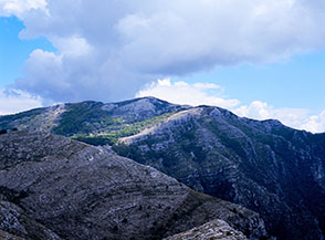 Un raggio di Sole illumina la Cresta Ovest del Monte Sant&rsquo;Angelo.