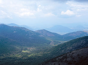 Vista verso l&rsquo;interno degli Aurunci dalla cima di Monte Altino.