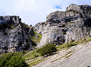 Scorcio sui possenti muraglioni rocciosi di Roccia Spaccata.