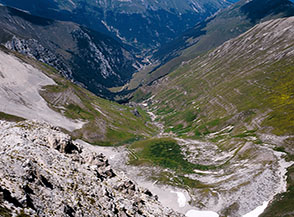 Superba vista sulla Valle del Lago di Pilato dalla cima di Pizzo del Diavolo.