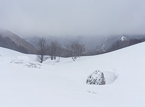 Vista verso la Vallonina nascosta da uno spesso strato di nubi.
