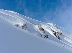 I ripidi pendii che sottendono la Cima dell&rsquo;Acquasanta (all&rsquo;estrema sx) sulla Vall&rsquo;Organo.