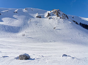 Pendii immacolati di neve sul versante sud-orientale di Cima dell&rsquo;Acquasanta.