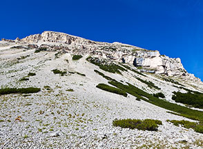 Alle pendici dell&rsquo;imponente muraglia rocciosa che caratterizza il Versante Nord di Cima dell&rsquo;Altare.