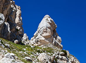 Singolare guglia di roccia lungo il sentiero per la Grotta dei Diavoli.