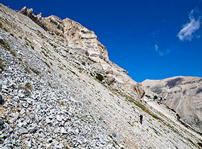 Sul ripido e instabile ghiaione che ci conduce a prendere il filo della Cresta Est di Cima dell&rsquo;Altare.