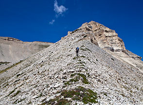 Sul filo di cresta del tratto iniziale della Cresta Est di Cima dell&rsquo;Altare.