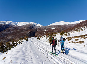 Alla partenza della gita da le Piane, sullo sfondo le creste del Monte di Mezzo (sulla sx) e della Laghetta.