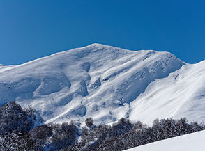 Vista sul fianco settentrionale della Cresta Nord-Ovest del Monte di Mezzo.