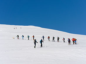 &ldquo;Tornante di colore&ldquo; (lungo la risalita dei vasti pendii innevati dello Iaccio Tondo).