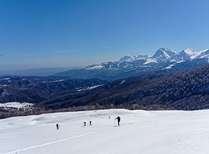 Sui pendii imbiancati dello Iaccio Tondo con vista sul Gran Sasso.