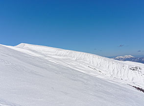 &ldquo;Mare di neve sotto un cielo zaffiro&ldquo; (vista sulla Costa delle Troie fino alla cima del Gorzano all&rsquo;estrema sx).