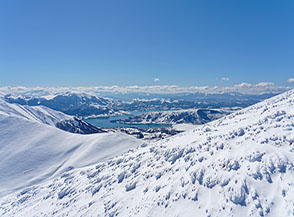 Primo scorcio sul Lago di Campotosto lungo la salita per la Cima della Laghetta Sud.