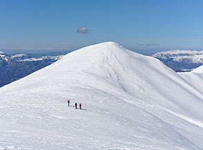 L&rsquo;ampia sella nevosa che separa la Cima della Laghetta Sud (2270m.) dalla vicina quota di 2268m.