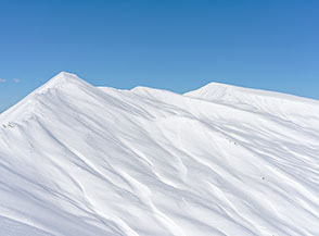 &ldquo;E il naufragar m&rsquo;&egrave; dolce in questo mare&ldquo; (un mare di candida neve ricopre le cime della Laga, da sx: Cima della Laghetta, Cima della Laghetta Nord e Monte Gozano).