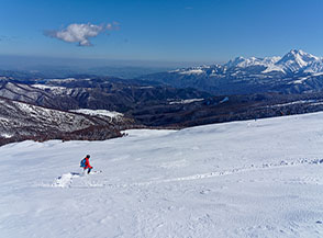 &ldquo;A ognuno la sua strada&ldquo; (scendendo su un vergine manto di neve allo Iaccio Tondo).