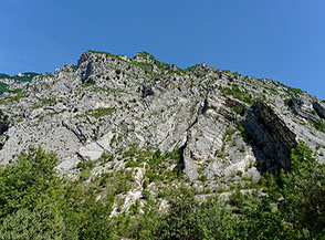 I Lastroni del Verde: una vasta formazione di placche rocciose che si sviluppa sopra le Sorgenti del Verde a Fara San Martino.