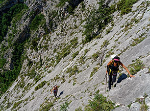Scorcio dei Lastroni del Verde: ripide e compatte placche di grigio calcare che s&rsquo;innalzano per centinaia di metri sopra le Sorgenti del Verde.