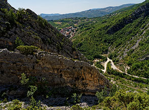 Le costole rocciose che interrompono l&rsquo;uniformit&agrave; dei Lastroni del Verde.