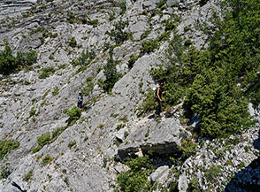 Un passaggio chiave della risalita dei Lastroni del Verde: il superamento del masso bucato.