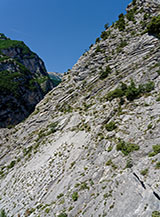 Profilo dei Lastroni del Verde a Fara San Martino: una vasta formazione rocciosa di ripide placche stratificate.