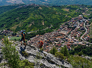 Sul filo di una costola rocciosa ai Lastroni del Verde, sopra Fara San Martino.