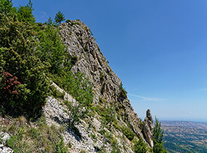 Il grosso sperone roccioso che segna il passaggio dai Lastroni del Verde alla Cresta Est di Cima della Stretta.