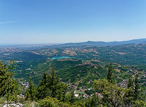Vista sulla vallata con il Lago di C&agrave;soli.